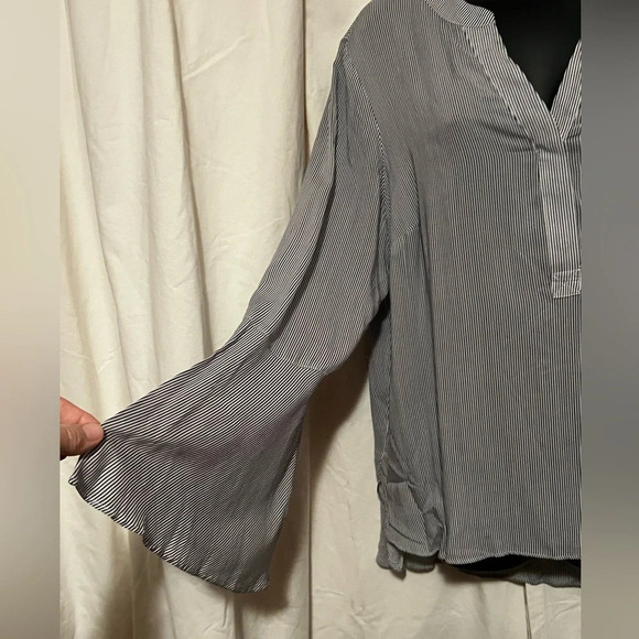 Simply Vera by Vera Wang Butterfly Sleeve Black and Wht LS Blouse Womens Sz PXL - Picture 2 of 6